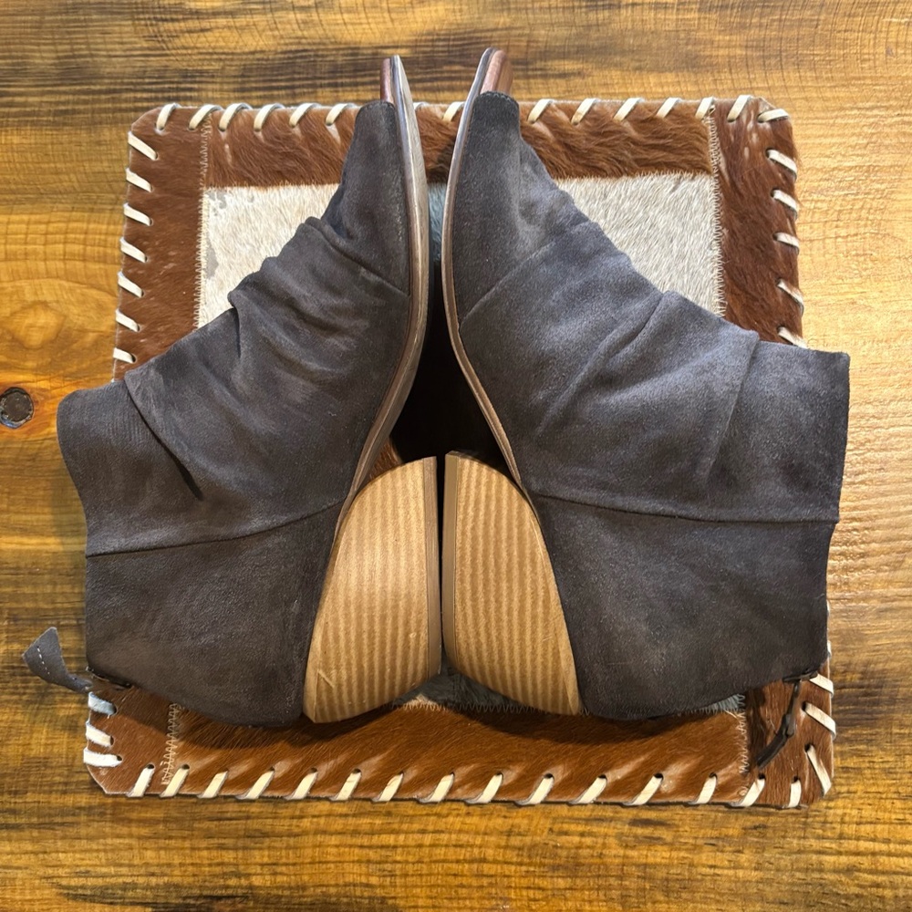 Mix Mooz Ruched Suede Peep-toe w/wood Heel